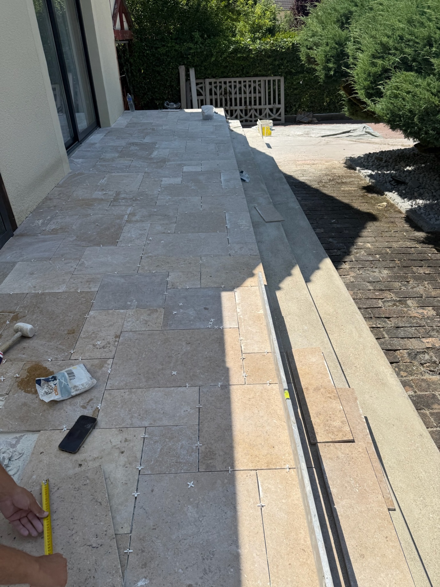 Terrasse extérieure en pierre avec pose en opus romain réalisée par Car Sol