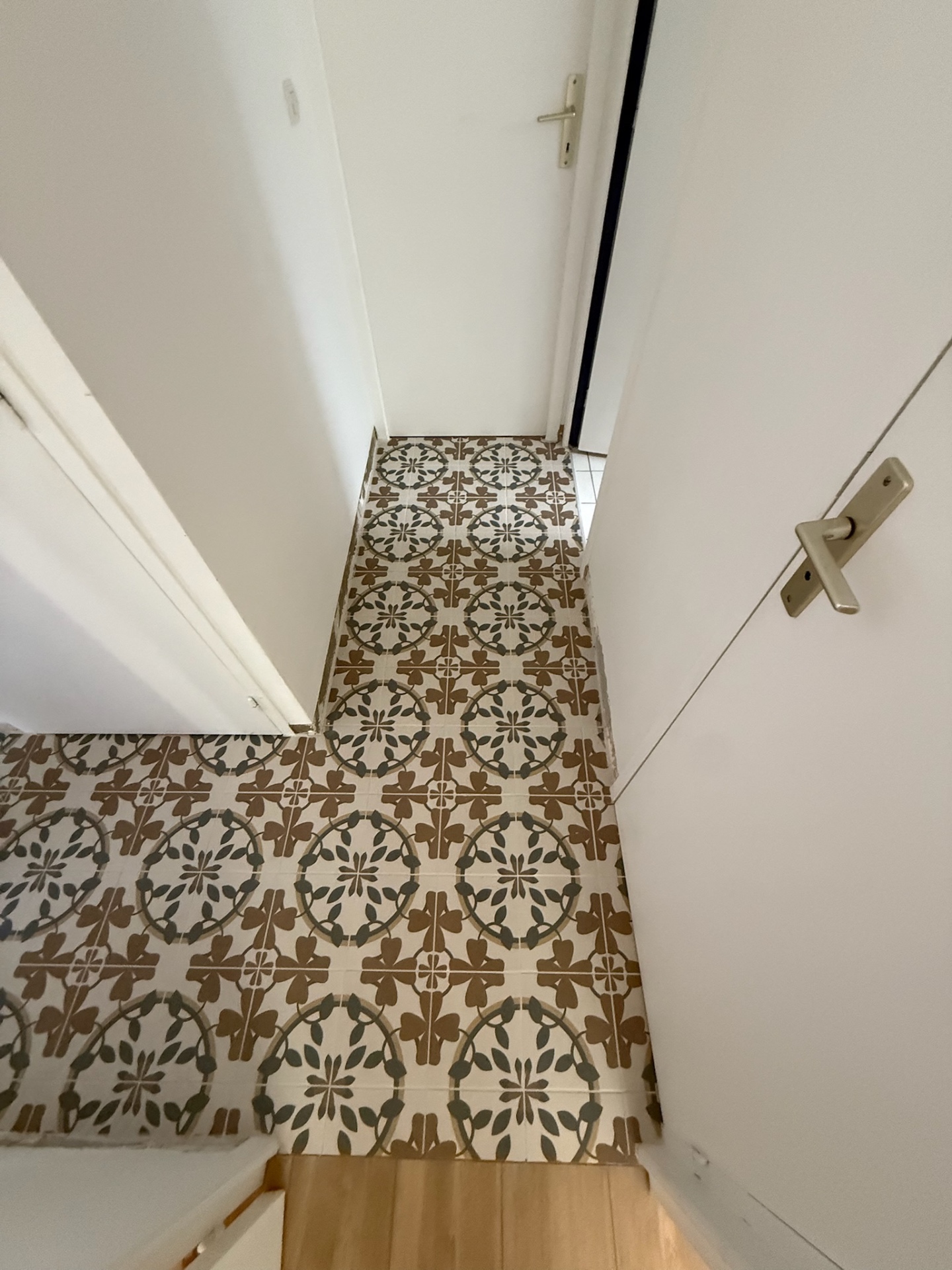 Couloir carrelé façon carreaux de ciment avec calepinage soigné