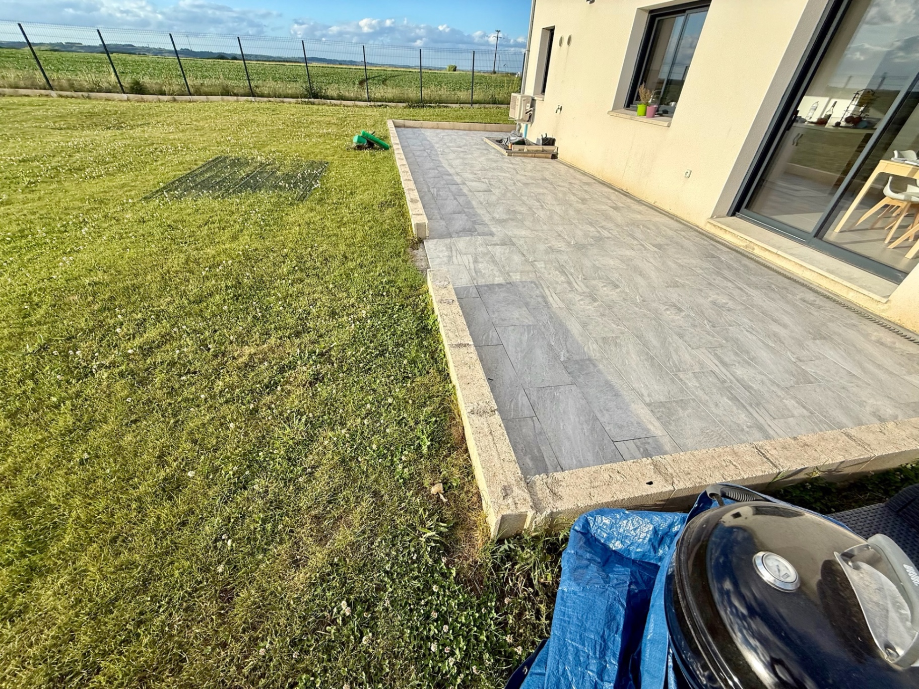 Terrasse extérieure en carrelage gris grand format réalisée en Seine-et-Marne