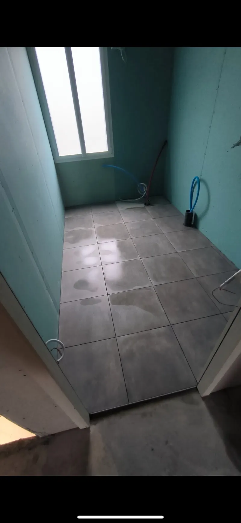 Carrelage gris grand format posé dans une pièce de vie, projet Car Sol Seine-et-Marne (77)