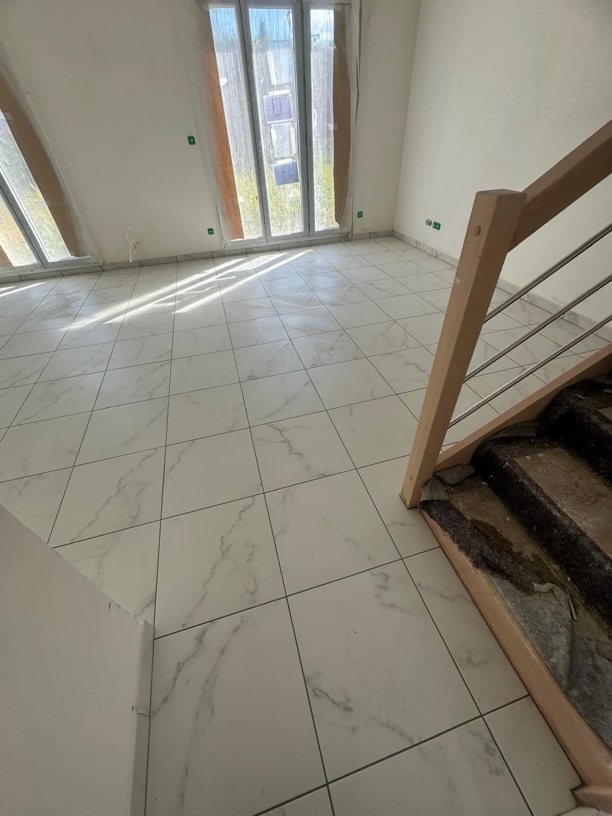Détail du carrelage effet marbre blanc et de ses joints fins