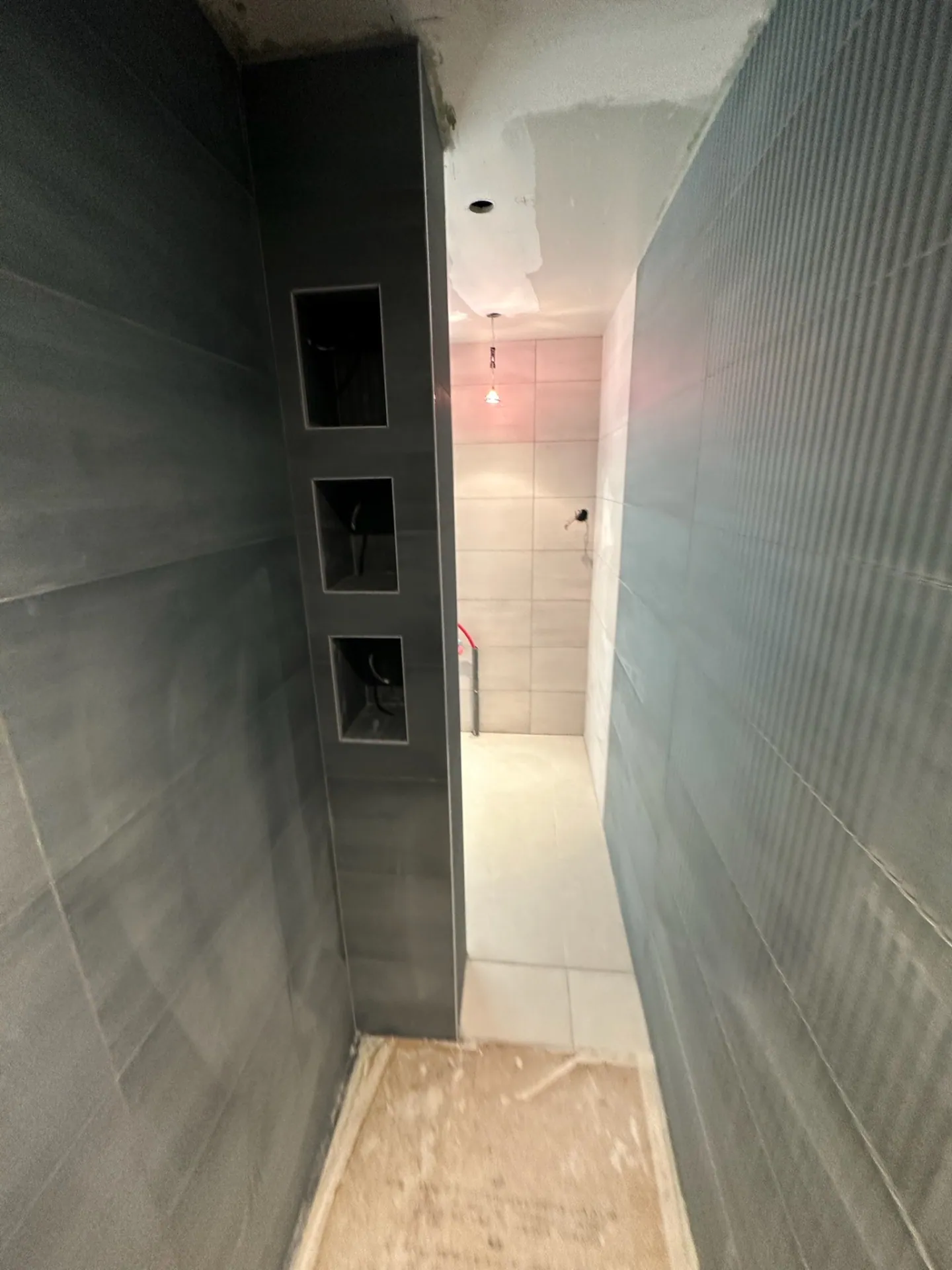 Douche à l'italienne avec niches maçonnées réalisée à Savigny-le-Temple