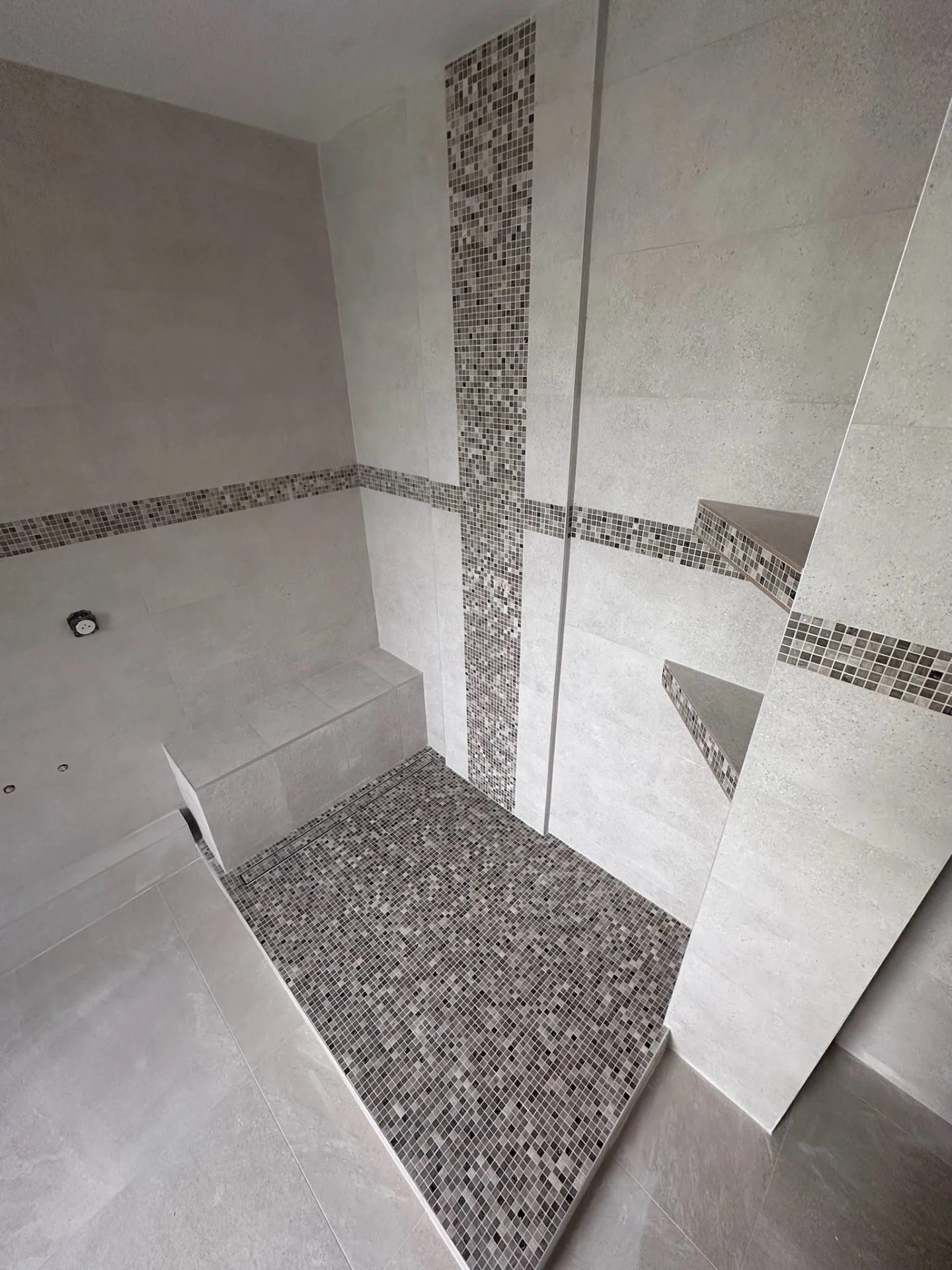 Fond de douche en mosaïque antidérapante avec pente d'évacuation