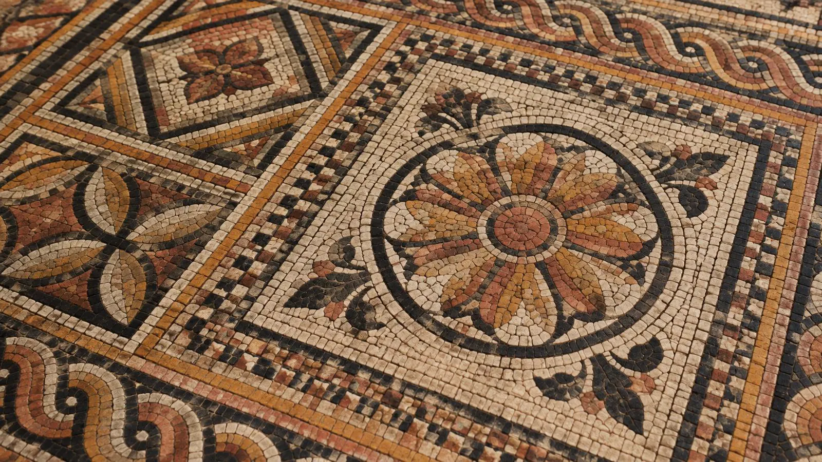 Mosaïque romaine antique en tesselles ocre, terre cuite, noir et crème