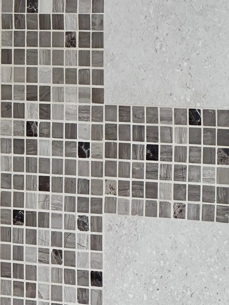 Détail de mosaïque marbre posée par Car Sol, finition haut de gamme Seine-et-Marne (77)