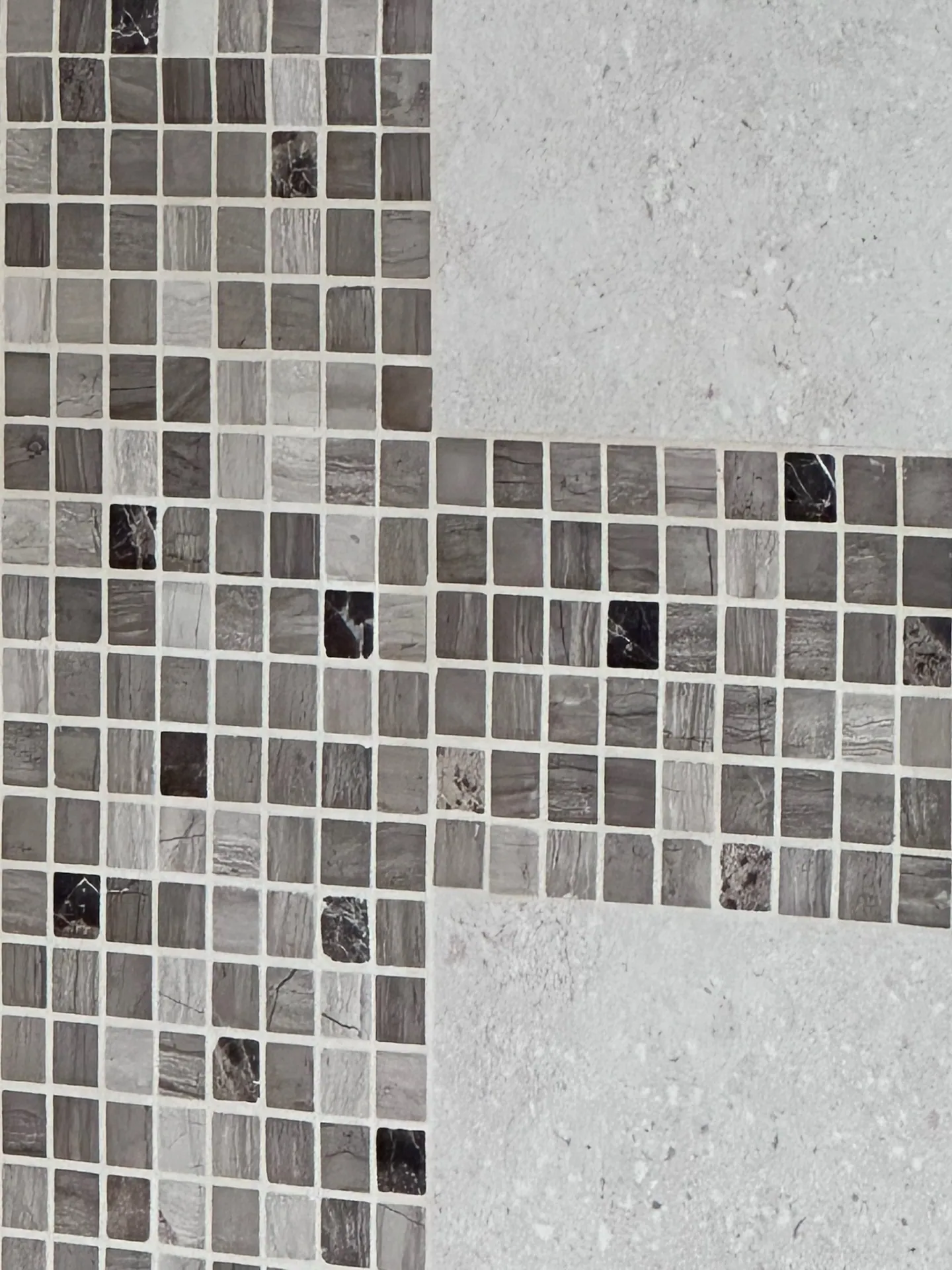 Détail d'une frise en mosaïque intégrée à la faïence murale