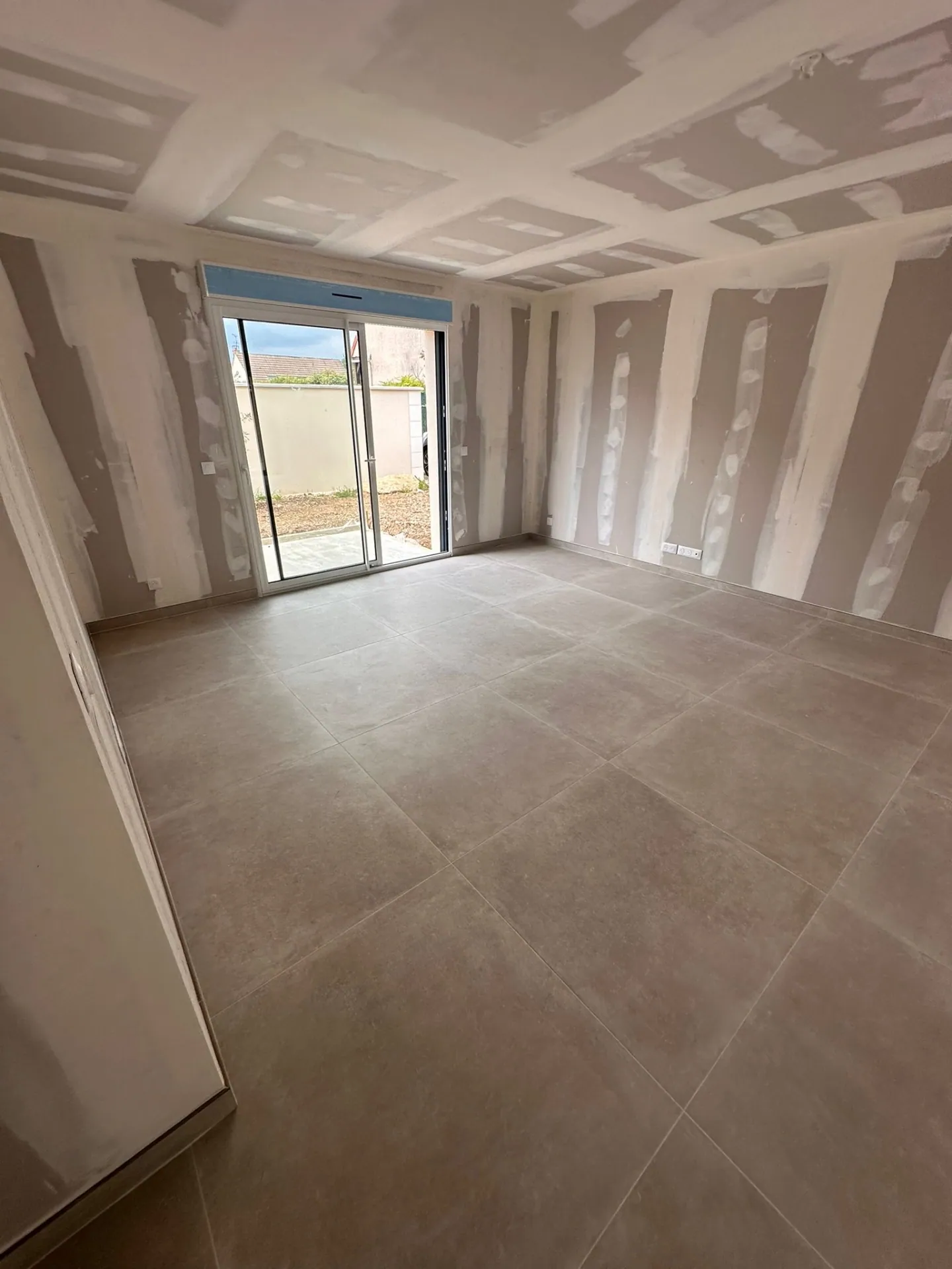 Séjour rénové avec carrelage grand format effet marbre à Melun