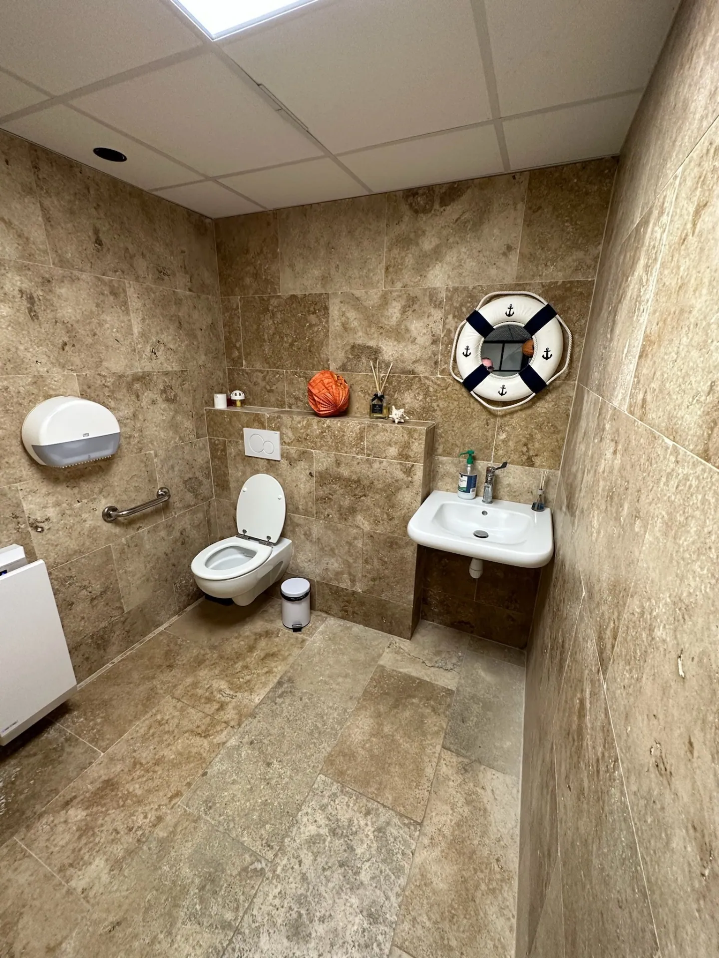 Salle de bain effet marbre avec veinage raccordé et angles en onglet